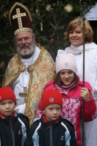 Christkind und Nikolaus mit Kindern